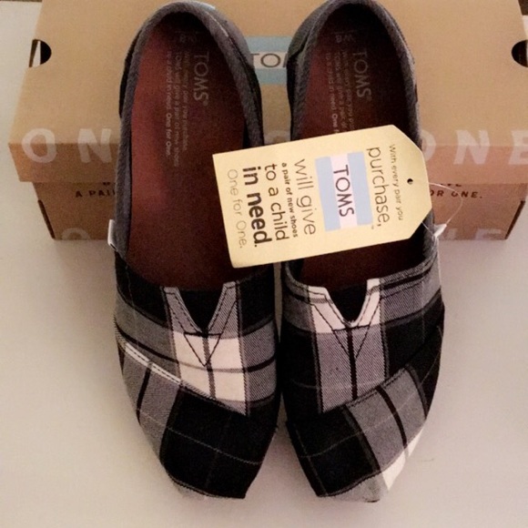 black and white plaid toms